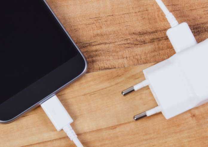 Κοινός φορτιστής από το 2024 για κινητά, τάμπλετ και φωτογραφικές μηχανές – Αντιδρά η Apple