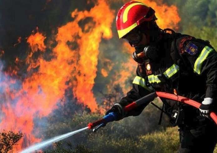 Μεγάλη φωτιά στην Εύβοια σε δασική περιοχή στον Δήμο Καρύστου
