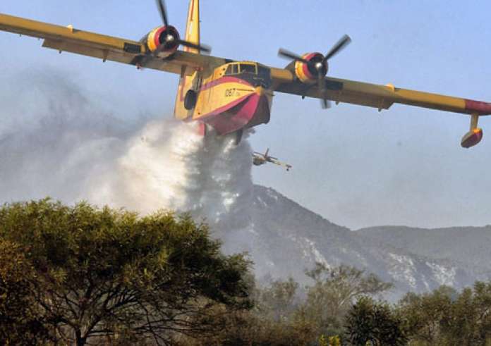 Αιτωλοακαρνανία: Μεγάλη φωτιά στον Αστακό - 3 αεροσκάφη στη μάχη με τις φλόγες
