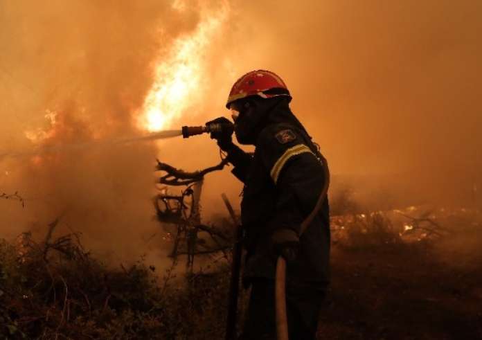 Φωτιές: Πώς εξελίσσονται τα πύρινα μέτωπα σε όλη τη χώρα - Η ενημέρωση της Πυροσβεστικής