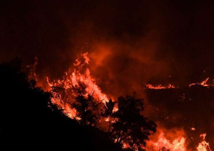 Φωτιά στη Ζάκυνθο: Μάχη με αναζωπυρώσεις - Σε ετοιμότητα το Λιμενικό για εκκενώσεις
