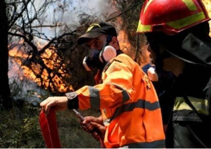 Φωτιά τώρα στο Κορωπί – Οι φλόγες καίνε δίπλα σε σπίτια