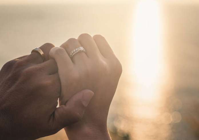 Γιατί πολλές γυναίκες νιώθουν εγκλωβισμένες μετά από χρόνια γάμου;