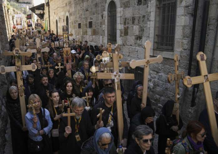 Ιεροσόλυμα: Live η τελετή αφής του Αγίου Φωτός στo Ναό της Αναστάσεως.
