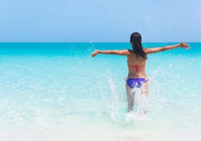 Ακατάλληλο πλάνο στον τηλεοπτικό αέρα: Ο καύσωνας έβαλε φωτιά στους δέκτες