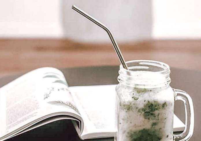 Γυναίκα βρήκε φρικτό θάνατο από μεταλλικό καλαμάκι. Απίστευτο συμβάν στην Αγγλία