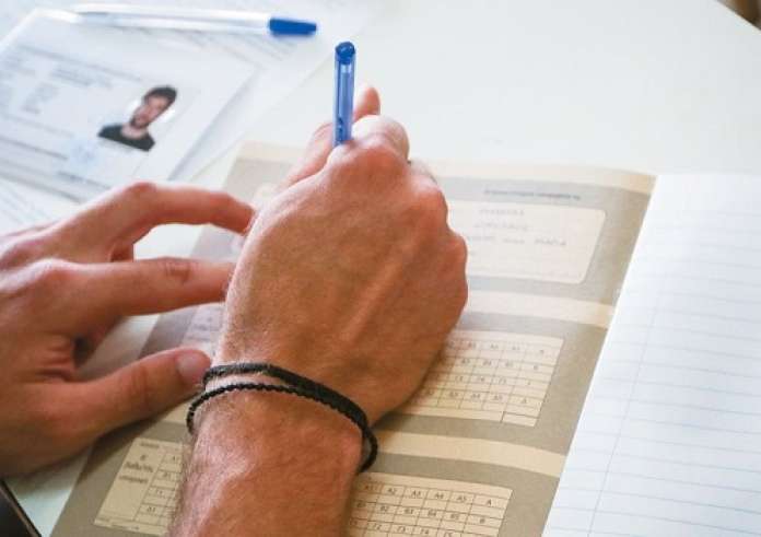 Πανελλήνιες 2025 - Βαθμολογία: Ένα παιδί μετράει βαθμούς! Συμβουλές για το μηχανογραφικό