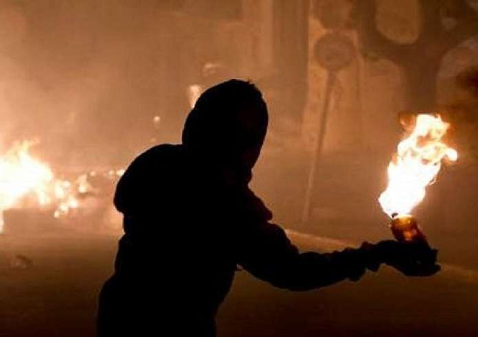 Πήγαν να κάψουν αστυνομικούς της ΔΙΑΣ στο κέντρο της Αθήνας. Βίντεο