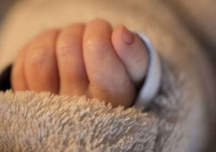 Γονείς άφησαν βρέφος να κλαίει στο μπαλκόνι με κλειστές τις πόρτες και πήγαν για ύπνο