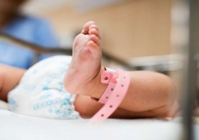 Υπουργείο Δικαιοσύνης: «Μπλόκο» στα ομόφυλα ζευγάρια η απόκτηση παιδιού μέσω παρένθετης μητέρας