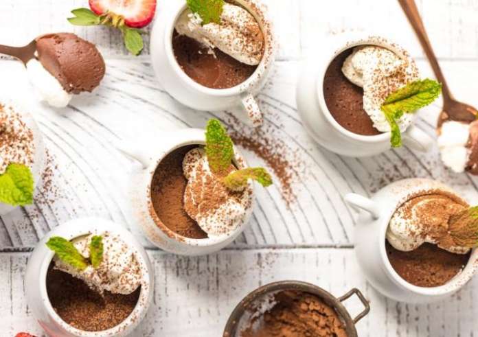 Συνταγή για βελούδινη μους σοκολάτας με 2 υλικά - Έτοιμη σε 15 λεπτά