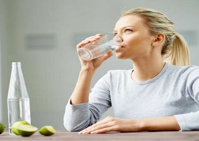 Το λάθος που κάνεις όταν πίνεις νερό και κάνει κακό στην υγεία σου