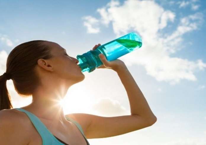 Ζεστό ή κρύο νερό: Τι είναι καλύτερο να πίνεις τελικά;