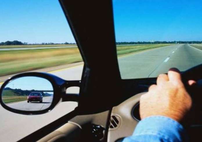 Η διάταξη του ΚΟΚ που λίγοι ξέρουν: Πρόστιμο 100 ευρώ για όσους οδηγούν και πίνουν καφέ