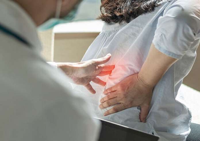 Οστεοπόρωση: Τα αθόρυβα συμπτώματα που σας προειδοποιούν