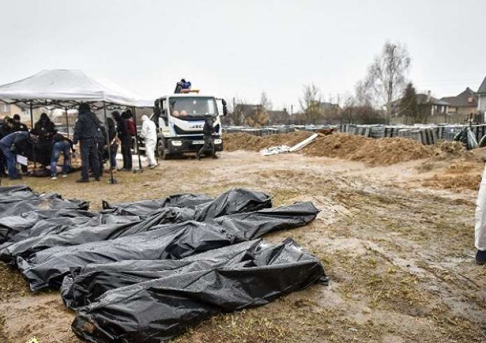 Πόλεμος στην Ουκρανία: Ιατροδικαστές ξεκινούν την εκταφή πτωμάτων από ομαδικό τάφο στην Μπούτσα