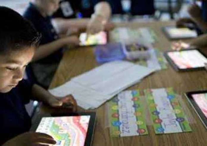 Χειρόγραφο ή τάμπλετ; Τι βοηθάει στην ανάπτυξη των παιδιών;