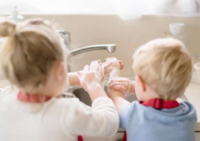 Αφήνει τα μικρά παιδιά της να πίνουν καφέ, να ξυρίζουν το κεφάλι τους και να τρώνε ό,τι θέλουν