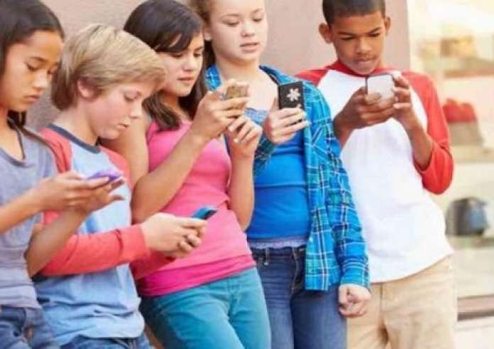 Γαλλία: Ετοιμάζει απαγόρευση των social media για παιδιά κάτω των 15 από την επόμενη σχολική χρονιά