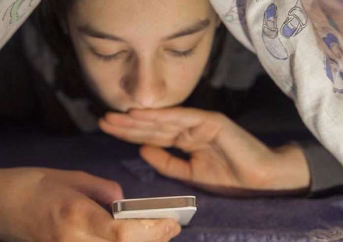 Γιατί σκρολάρουμε πριν τον ύπνο; Οι 9 σκέψεις που προσπαθούμε να αποφύγουμε