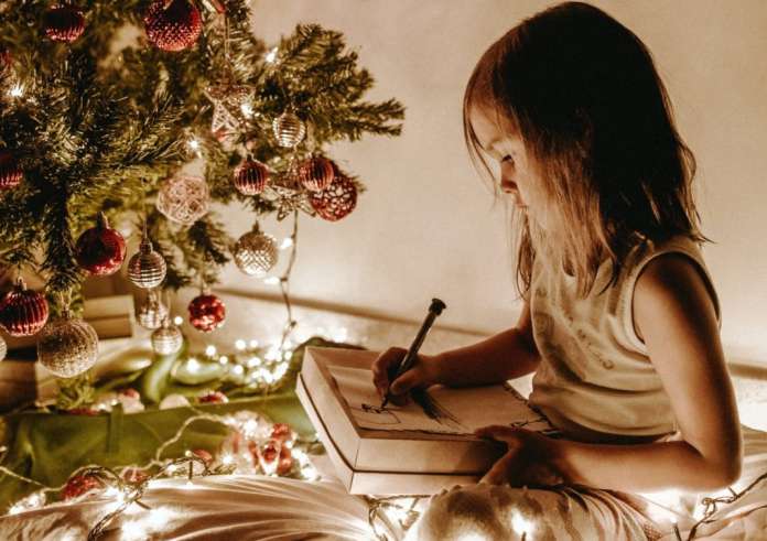 Μεγαλώσαμε, αλλά αυτές οι 5 χριστουγεννιάτικες παραδόσεις μένουν για πάντα