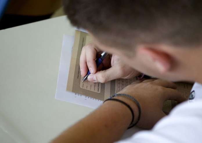 Πανελλήνιες: Όταν Μαθηματικά και Φυσική «κόβουν» – Άδικος αποκλεισμός για χιλιάδες υποψηφίους