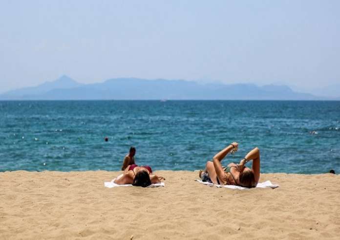 Ο απόλυτος οδηγός για τα δικαιώματά σου στην παραλία – Ξαπλώστρες, ομπρέλες, σπορ