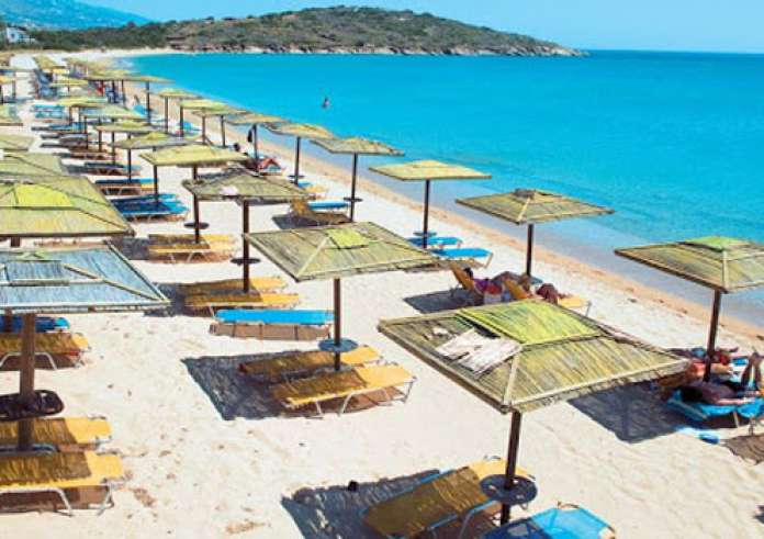Χαλκιδική: 300 ομπρέλες και 693 ξαπλώστρες απομακρύνθηκαν από παραλία – Ο λόγος