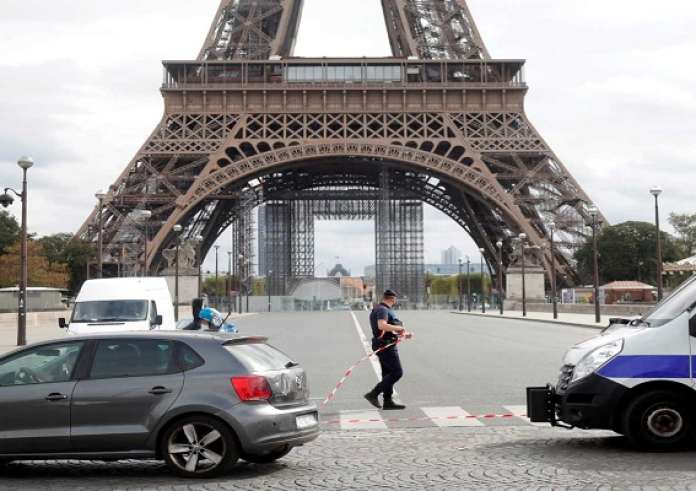 Γαλλία: Τη Μόσχα βλέπουν οι Γάλλοι πίσω από φέρετρα στον Πύργο του Άιφελ