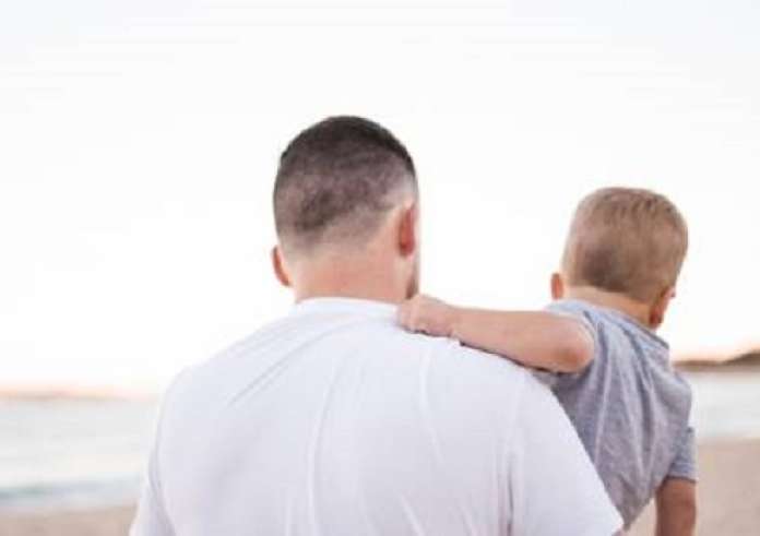 Γιορτή του Πατέρα 2025: Ο πρώτος σούπερ ήρωας των παιδιών, τα ορόσημα και οι διάσημοι μπαμπάδες