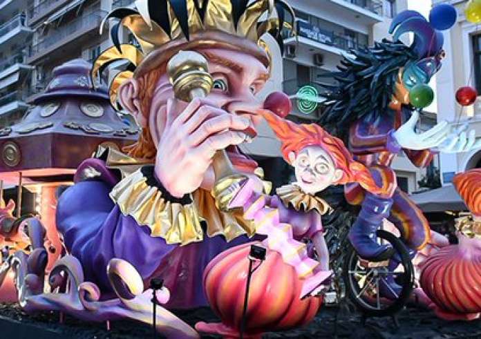 Πάτρα - Καρναβάλι: Βουλιάζει η πόλη - Όλα έτοιμα για τη μεγάλη παρέλαση