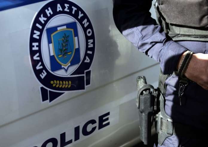 Πήγαν να τον συλλάβουν και τους επιτέθηκε με τσεκούρι – Η μητέρα του τον είχε καταγγείλει για ενδοοοικογενειακή βία