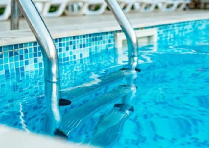 Δράμα: 18χρονος ανασύρθηκε χωρίς τις αισθήσεις του από πισίνα – Επανέλθε μετά από ΚΑΡΠΑ, νοσηλεύεται σε σοβαρή κατάσταση