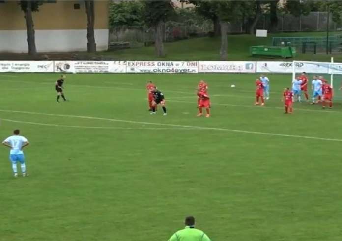 Απίστευτη κομπίνα σε εκτέλεση φάουλ: Ο τερματοφύλακας έκατσε στο τείχος