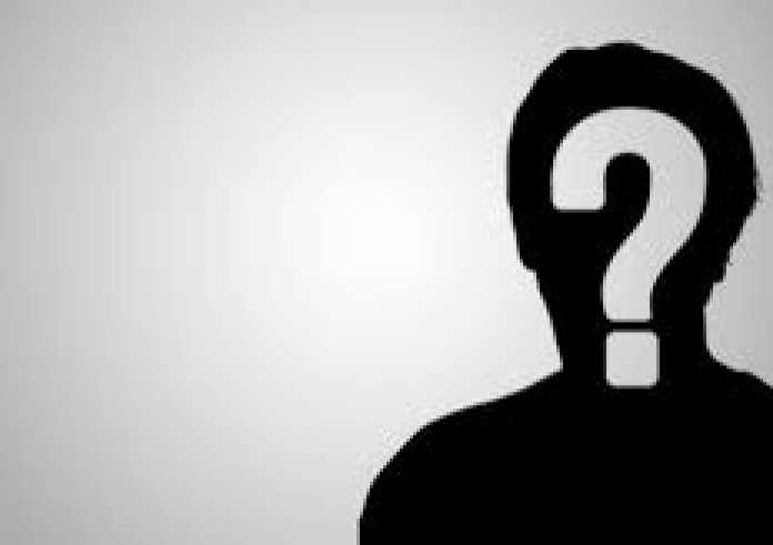 Υπουργός εμφανίστηκε με ροζ αυτάκια και μουστάκια γάτας