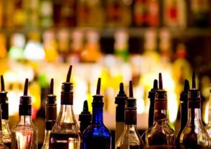 Γκάζι: Δύο συλλήψεις για ποτά-μπόμπες, τα νόθευαν και τα πουλούσαν στον ίδιο χώρο