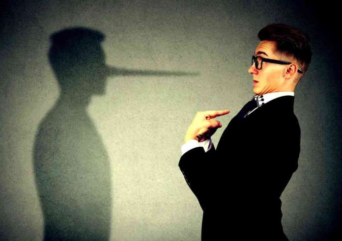 Το σώμα δεν λέει ψέματα: 6 κινήσεις που αποκαλύπτουν τον ψεύτη