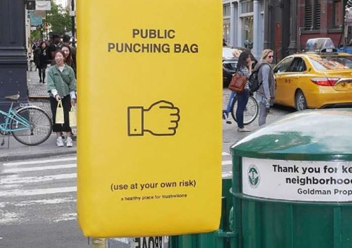 Σάκοι του μποξ στους δρόμους για τους αγανακτισμένους: Μια μπουνιά θα σας ηρεμήσει!