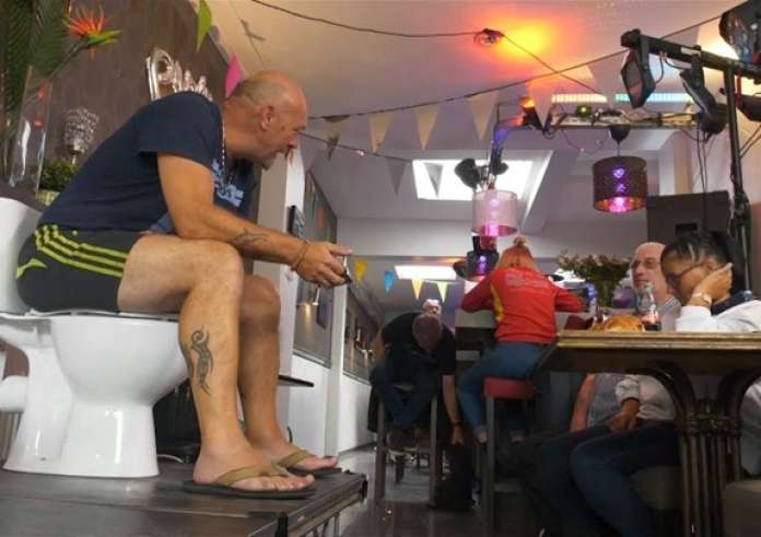 Καθόταν επί πέντε ημέρες σε μια λεκάνη τουαλέτας για να σπάσει ένα ρεκόρ που δεν υπάρχει