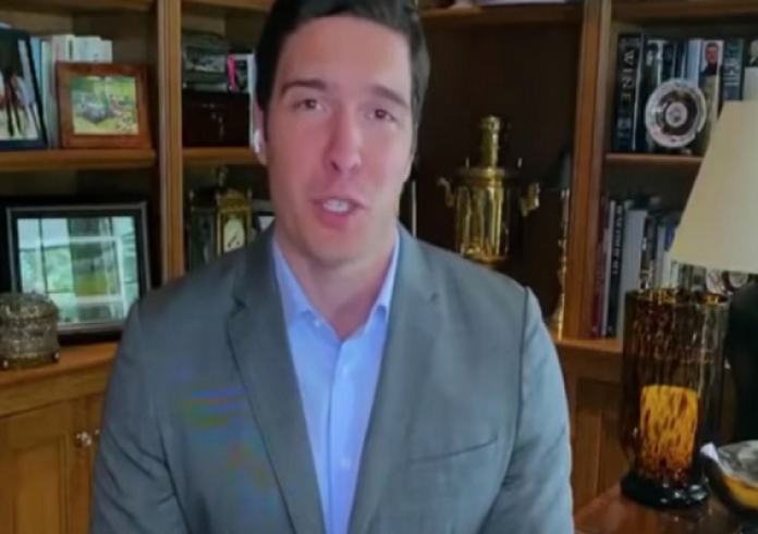 Ρεπόρτερ βγήκε σε ζωντανή εκπομπή χωρίς παντελόνι