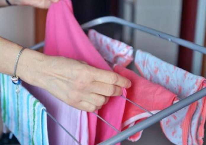 Σοβαρός κίνδυνος μέσα στο σπίτι: Γιατί το στέγνωμα ρούχων στο καλοριφέρ ευνοεί τη μούχλα και απειλεί την υγεία