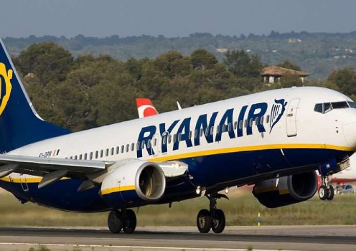 Ryanair: Αναγκαστική προσγείωση όταν επιβάτες άρχισαν να τρώνε και να σκίζουν τα διαβατήριά τους