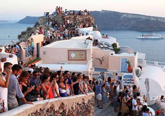 Σαντορίνη: Σε lockdown οι κάτοικοι λόγω υπερτουρισμού – «Θα ρυθμίσουμε και την κρουαζιέρα»