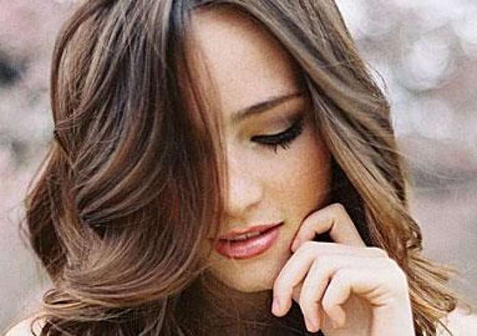 Πως θα δώσετε όγκο σε λεπτά μαλλιά χωρίς φριζάρισμα;