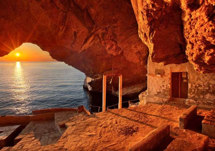 Άγιος Στέφανος, Σύρος: Το εκκλησάκι μέσα στο βράχο - Δεν έχει ταβάνι και πάτωμα