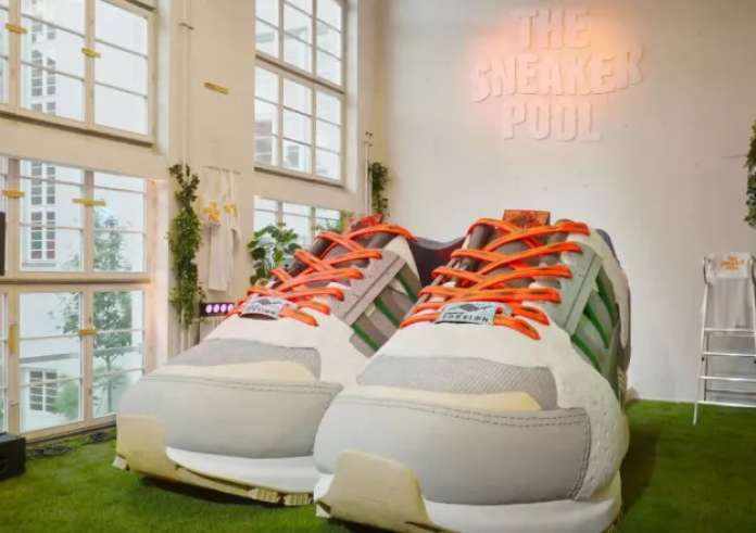 Πισίνα μέσα σε ένα μεγάλο ζευγάρι αθλητικά παπούτσια!