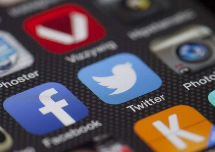 H χαμογελαστή κατάθλιψη των social media