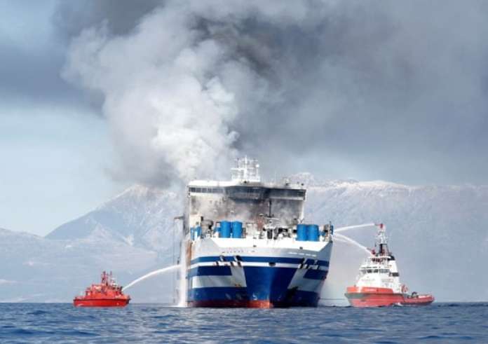 Σουηδία: Yπό έλεγχο φωτιά σε οχηματαγωγό με 300 επιβάτες – Άρχισε η εκκένωση του πλοίου
