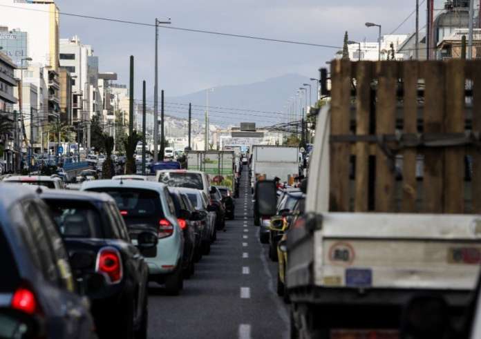 Παραμένει κλειστή η Λεωφόρος Αθηνών μετά το τηλεφώνημα για βόμβα σε κτίριο της Εθνικής Βιβλιοθήκης