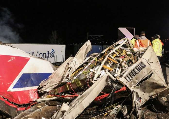 Τέμπη: Με εκπαιδευμένα σκυλιά η έρευνα στα χώματα από τον χώρο του δυστυχήματος